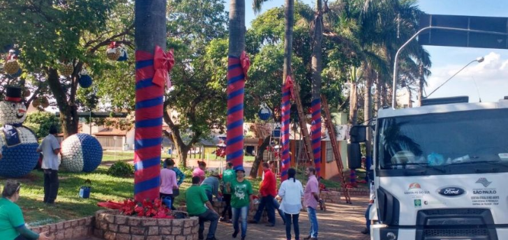 Santa Fé do Sul - Em fase final de instalação da decoração natalina -  Notícias | Rádio Assunção de Jales